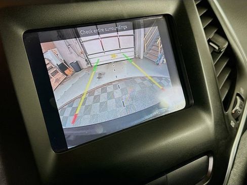 Used 2019 Jeep Cherokee Latitude Plus w/ Cold Weather Group AWD/4WD image 17