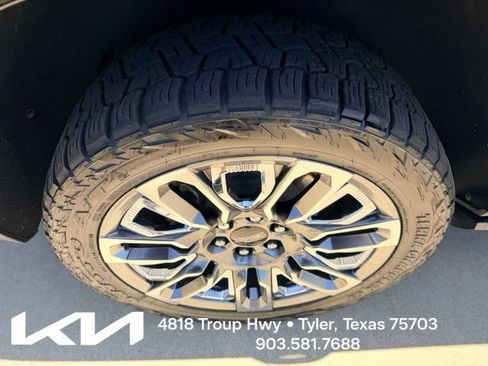 Used 2023 GMC Yukon Denali Ultimate AWD/4WD image 13