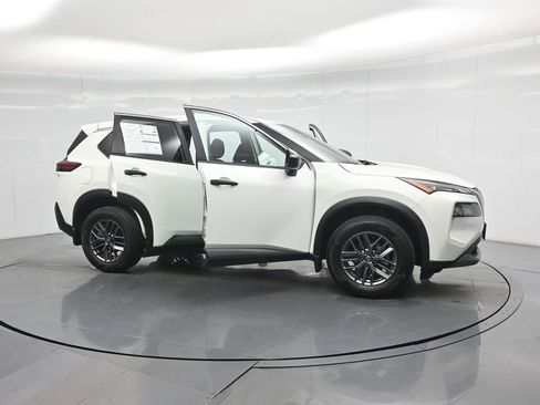 Used 2023 Nissan Rogue S image 33