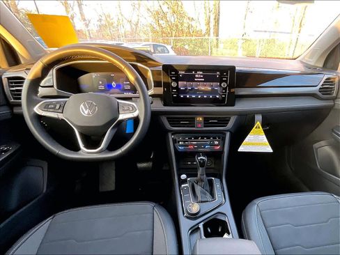 New 2026 Volkswagen Taos SE image 12