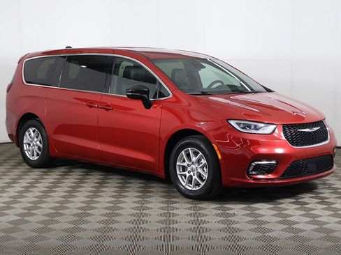 Used 2025 Chrysler Pacifica Select FWD image 58
