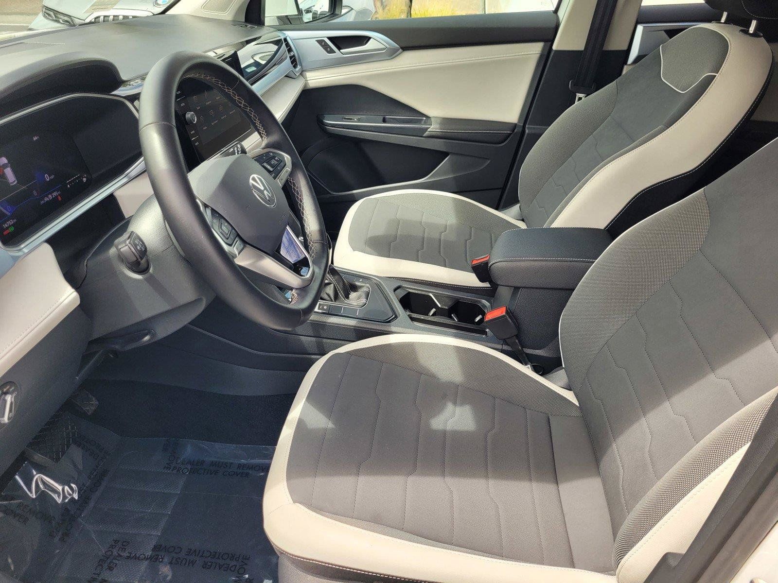 Certified 2025 Volkswagen Taos SE FWD image 19