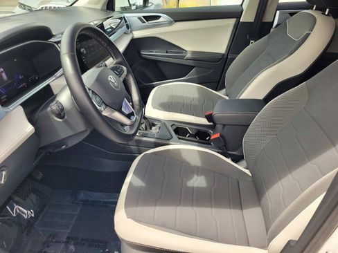 Certified 2025 Volkswagen Taos SE FWD image 19