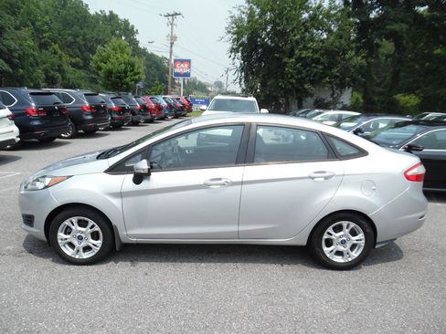 Used 2014 Ford Fiesta SE FWD image 2
