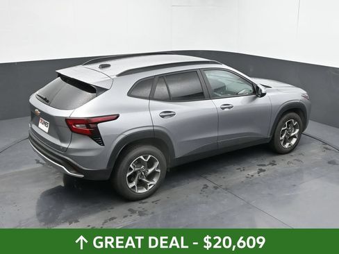 Used 2025 Chevrolet Trax LT FWD image 29