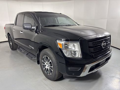 Used 2021 Nissan Titan SV w/ SV Convenience Package image 2