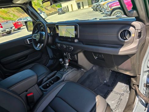 New 2026 Jeep Wrangler Unlimited Sahara AWD/4WD image 28