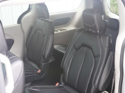 Used 2024 Chrysler Pacifica Touring-L FWD image 26