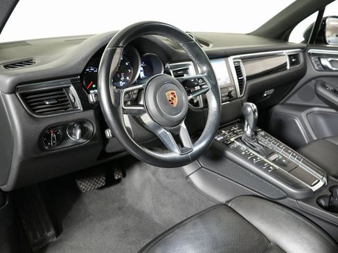 Certified 2018 Porsche Macan image 4