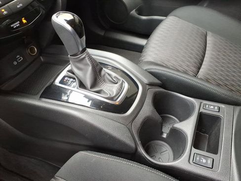 Used 2020 Nissan Rogue SV image 11