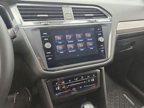 Used 2022 Volkswagen Tiguan SE FWD image 10