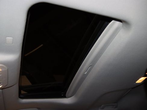 Used 2021 Toyota Highlander XLE image 13