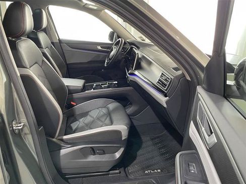 Used 2024 Volkswagen Atlas Peak Edition SEL AWD/4WD image 25