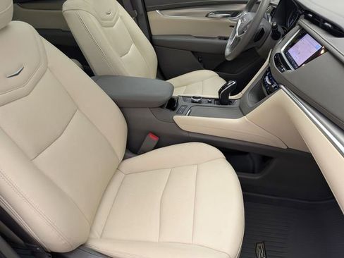 Certified 2024 Cadillac XT5 Premium Luxury w/ LPO, Floor Liner Package AWD/4WD image 28
