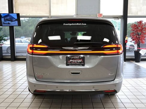 Used 2021 Chrysler Pacifica Touring-L w/ Uconnect Theater Family Group AWD/4WD image 16