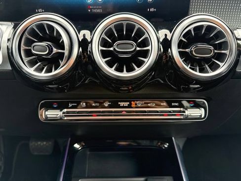 Used 2022 Mercedes-Benz GLB 250 4MATIC image 34