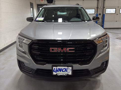 Used 2024 GMC Terrain SLE w/ Driver Convenience Package image 8