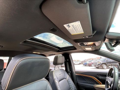 Used 2024 GMC Canyon Denali image 14