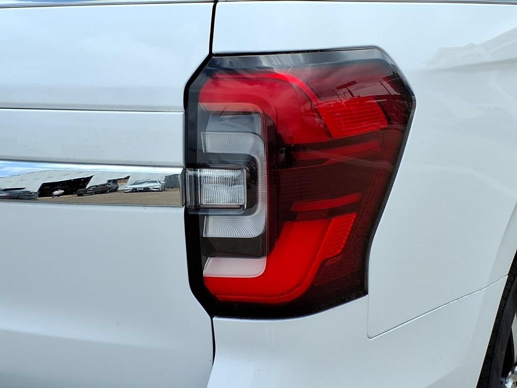 Used 2022 Ford Expedition Limited RWD image 9