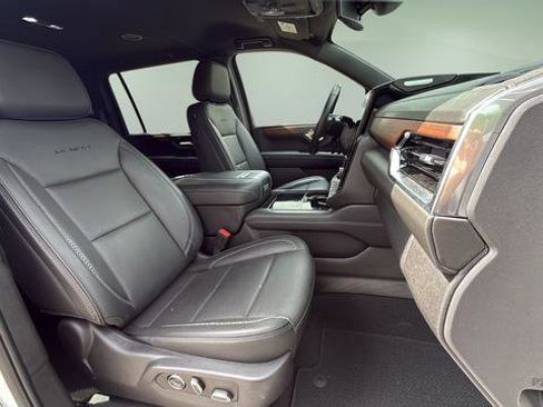 Used 2025 GMC Yukon XL Denali AWD/4WD image 11