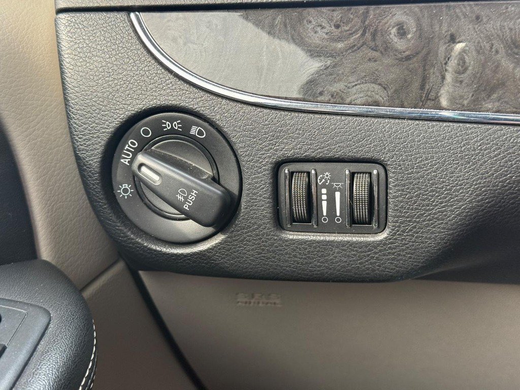 Used 2014 Chrysler Town & Country Touring FWD image 21