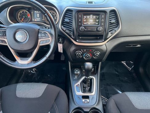 Used 2017 Jeep Cherokee Sport image 30