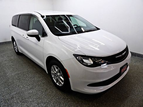 Used 2021 Chrysler Voyager LX FWD image 3