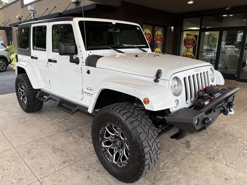 Used 2018 Jeep Wrangler Unlimited Sahara w/ Connectivity Group AWD/4WD image 4
