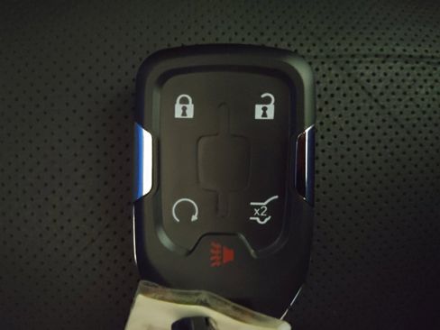 Used 2017 GMC Acadia Denali w/ Technology Package FWD image 32