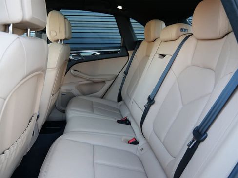 Used 2025 Porsche Macan image 6