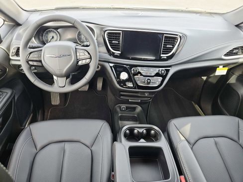 New 2026 Chrysler Pacifica Select image 9