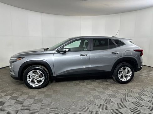 Used 2024 Chevrolet Trax LS w/ LS Convenience Package image 6