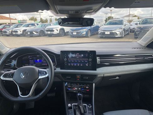 Used 2025 Volkswagen Jetta SE image 33