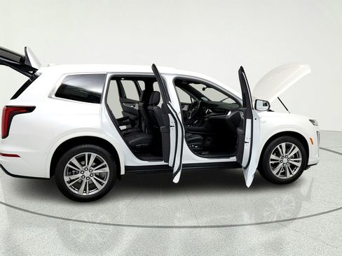 Certified 2025 Cadillac XT6 Premium Luxury w/ Technology Package AWD/4WD image 13