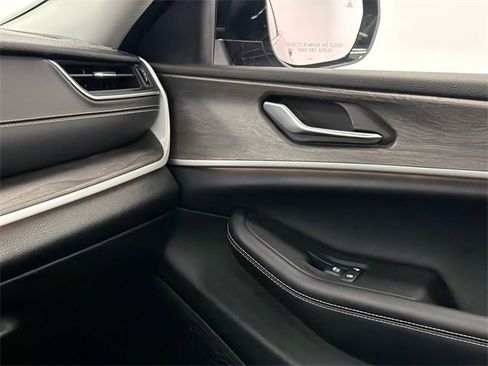 Used 2023 Jeep Grand Cherokee Limited w/ Black Appearance Package image 35