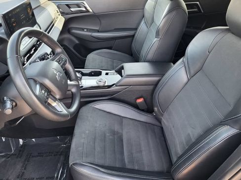 Used 2025 Mitsubishi Outlander AWD image 22