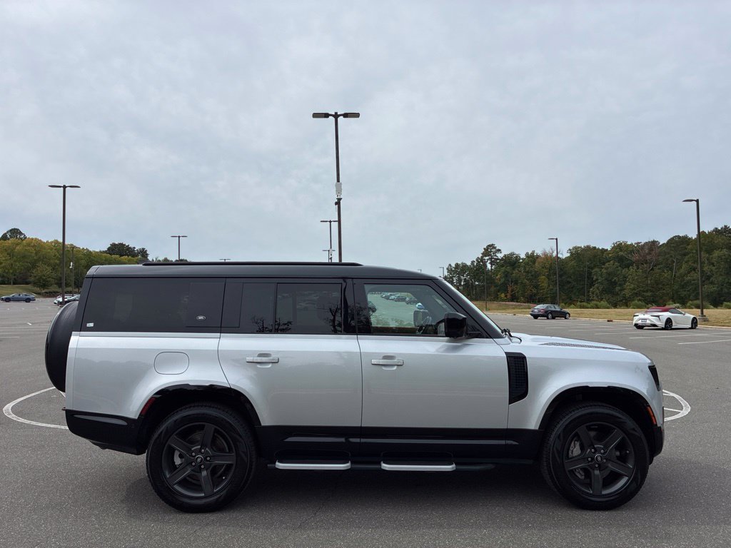 Used 2023 Land Rover Defender 130 X-Dynamic SE AWD/4WD image 4