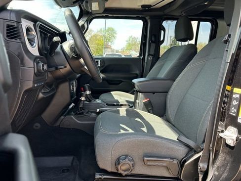 Used 2025 Jeep Wrangler Unlimited Sahara image 38