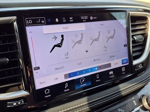 Used 2023 Chrysler Pacifica Touring-L image 5