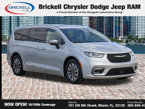 Used 2023 Chrysler Pacifica Limited FWD image 3