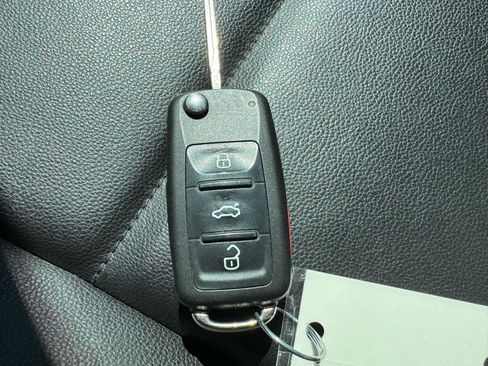 Used 2012 Volkswagen Beetle 2.5 image 22