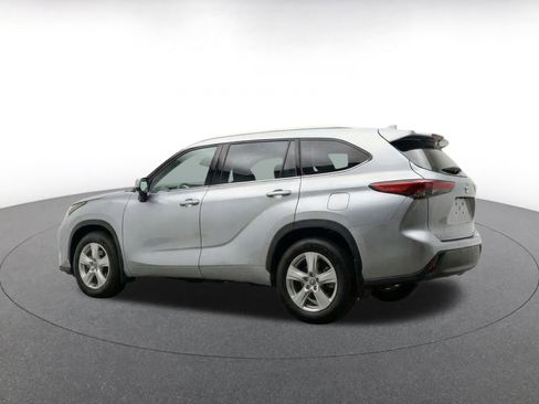 Used 2025 Toyota Highlander LE FWD image 7