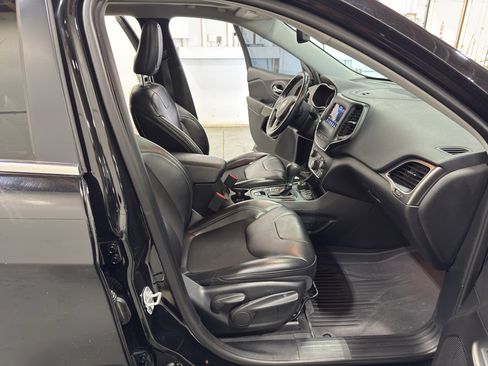 Used 2019 Jeep Cherokee Latitude Plus w/ Comfort/Convenience Group AWD/4WD image 31