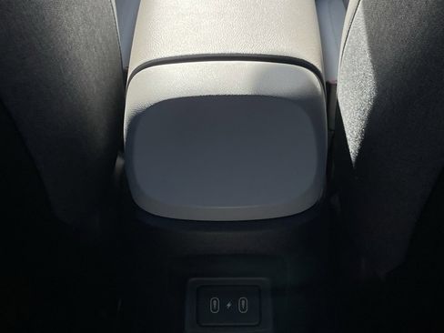 Used 2025 Hyundai Elantra Limited image 24