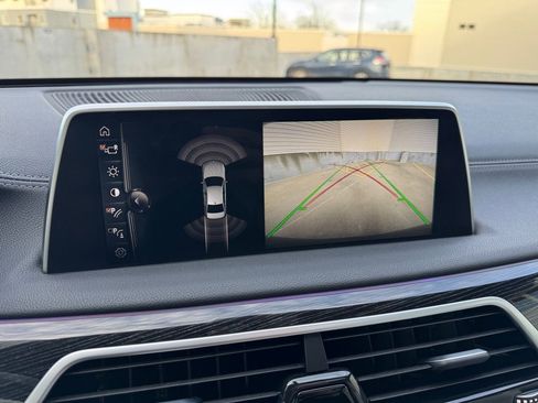 Used 2017 BMW 750i xDrive image 18