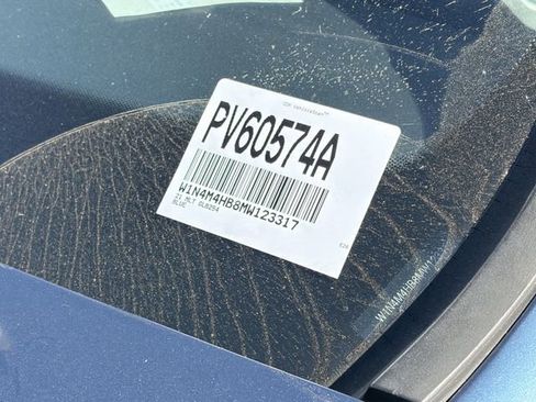 Used 2021 Mercedes-Benz GLB 250 4MATIC w/ Premium Package image 11