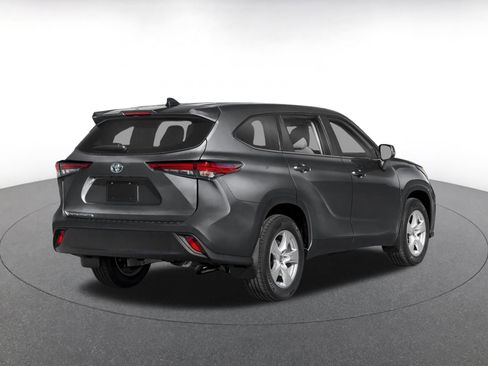 Used 2025 Toyota Highlander LE FWD image 2