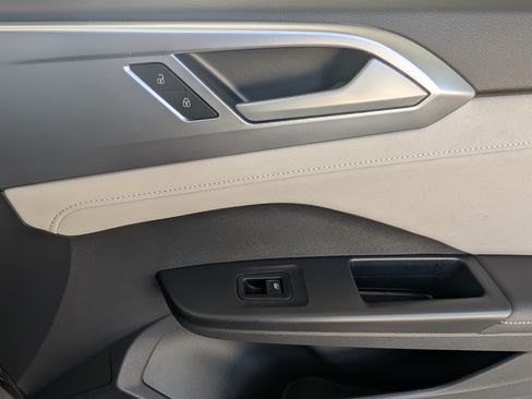 Used 2025 Volkswagen Taos SE w/ Panoramic Sunroof Package FWD image 22