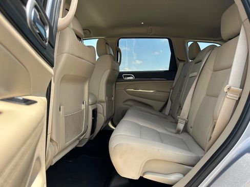 Used 2019 Jeep Grand Cherokee Laredo image 3