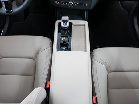 New 2026 Volvo XC90 B5 Core w/ Protection Package Premier image 24